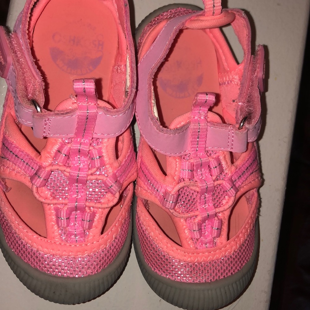 Oshkosh water shoes for girls
